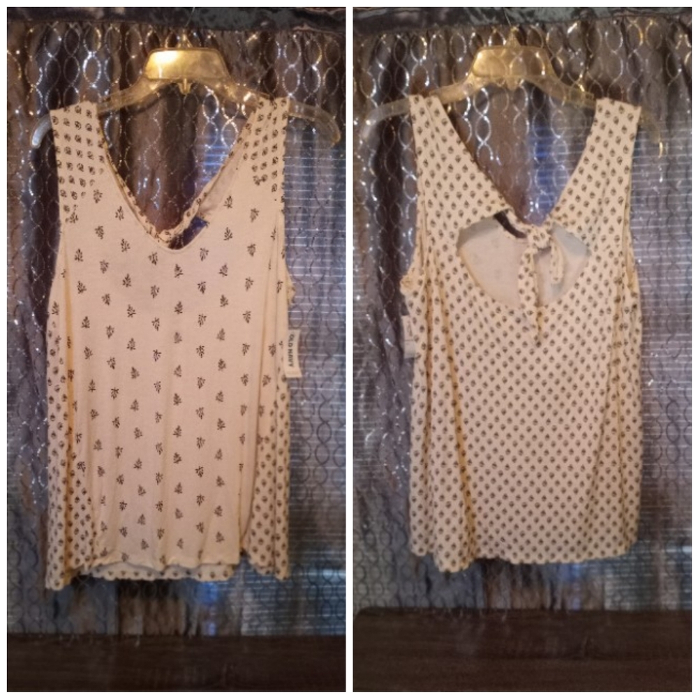 NWT adorable Old Navy Sleeveless blouse Large. Peephole back. Light flowy. Longe
